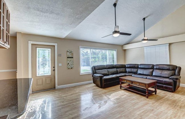 Beautifully Renovated 5 Bedroom with Guest House 5 Home by RedAwning - Foto 37