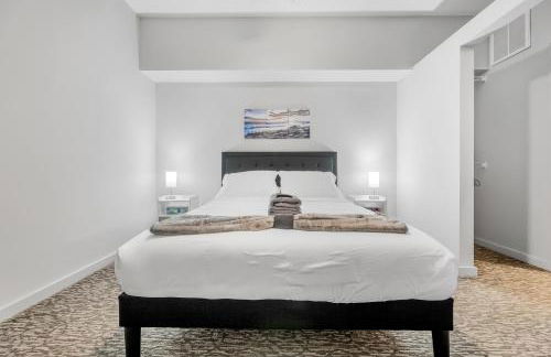 Spacious DT Condo l Free Parking l Fast Wi-Fi - Foto 6