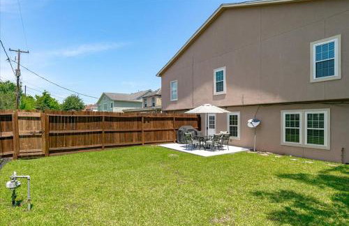 Bring the Crew! 4BR Luxe Pad, Backyard Magic & City at Your Door - Foto 4