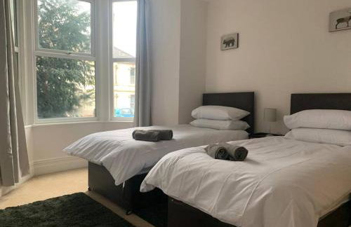 Central 2 bed flat with off street-parking - Foto 7