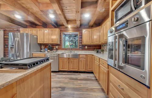 Secluded Log Cabin with Hot Tub Fire Pit Game Room - Foto 38