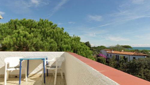 Small building with 4 apartments close to the beach - Foto 1