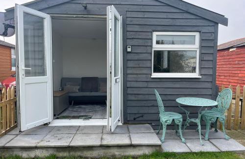 Beachy Vibes and Chill Times 2 bed chalet in Leysdown - Foto 1