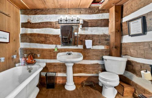 Historic Restored Farmhouse with Cowboy Cauldron Fire Pit Near Ice Mountain, Capon Bridge, West Virginia - Foto 24