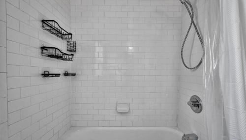 Vibrant Stay Near OKC Nightlife & Dining - Foto 5, Shower