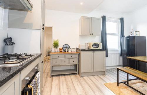 Amanah Properties - Elegant 4-Bedroom Home in Wembley with Parking, Perfect for Contractors - Foto 32