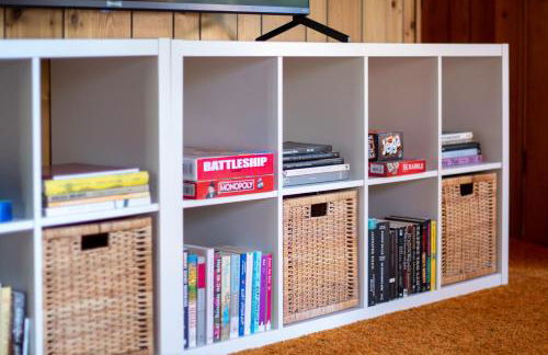 Pet & Kid Friendly Cozy Cabin, BBQ, Firepit, Outdoor Dining, Forest Views - Photo 9