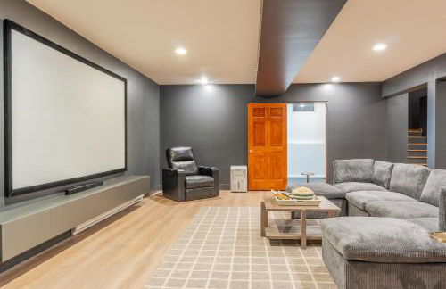 8BR Luxury Maplewood Manor, Hot Tub & Fire Pit - Foto 4