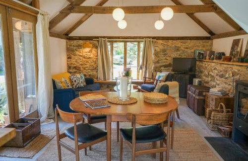 Escape to an Idyllic Countryside Couple's Retreat - Photo 12