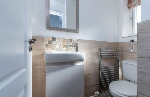 5Bed House with Games Room & Slide! Fast WiFI & FREE Parking - Photo 17