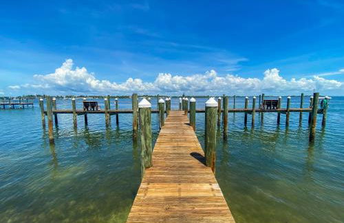 Perfect Beach Getaway with Bay Views & Boat Dock & Trailer Parking - Foto 21