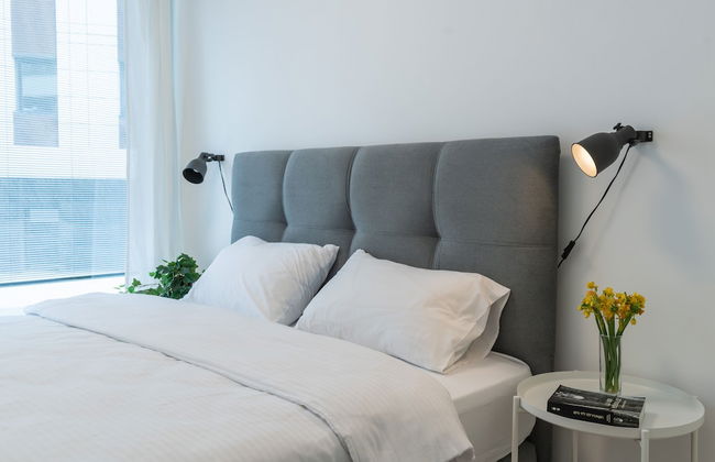 Sunlit Urban Escape with Balcony by Sea N Rent - Foto 5