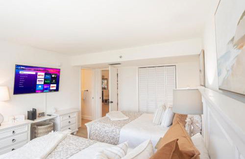 Luxury direct oceanfront corner with a large private balcony, heated pool and garage - Photo 18