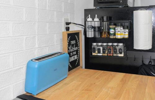 Entire studio with full kitchen and in-unit laundry - Foto 18