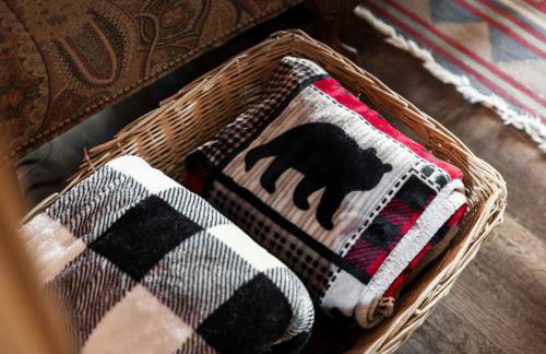 Riverfront Log Cabin w Fireplace Grill & Fire Pit - Foto 12