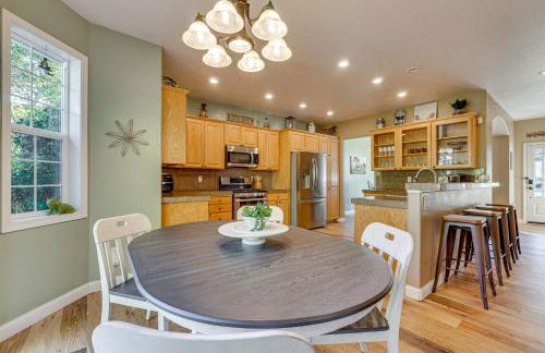 Spacious Home with Swim Spa and Deck in Medford! - Foto 8