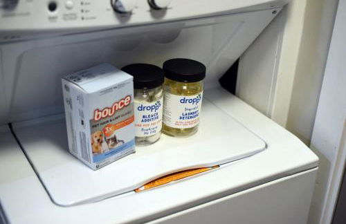 HostWise Stays - King Bed - Free Street Parking - Walkable Location - Foto 17