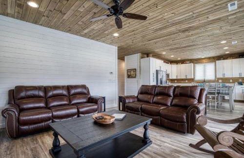 Lazy River Cabin, River Front, Hot Tub, WIFI, 560 in FREE Attraction tickets each paid day! - Foto 7