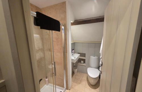 Cottage c1790, Superb central Witney, free parking - Photo 11