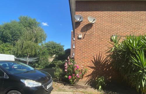 Friendly family apartment comfort sleep 6 close to tube bus airport - Foto 26