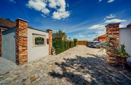 Altes Gewölbe mit Sauna und Whirlpool im Außenbereich - Foto 9