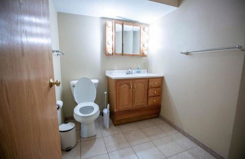 Work & Relax, 3BR Home with Office, Close to Downtown & Prairie Trail, Parking - Foto 25