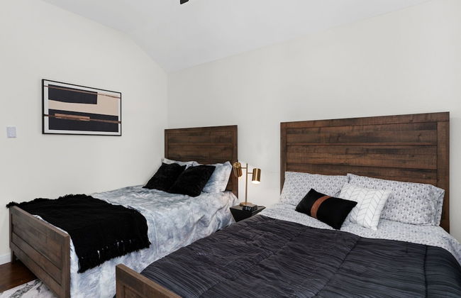 High End Home w Pool Hot Tub Gameroom - Photo 13