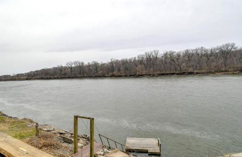 Riverfront Cabin Near Dtwn Pella with Game Room! - Foto 8