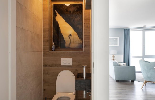 Modern Retreat With Private Sauna - Photo 15