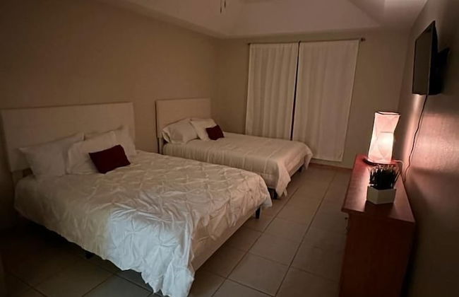 McAllen Majesty 4BR w Pool and Comfort - Foto 21