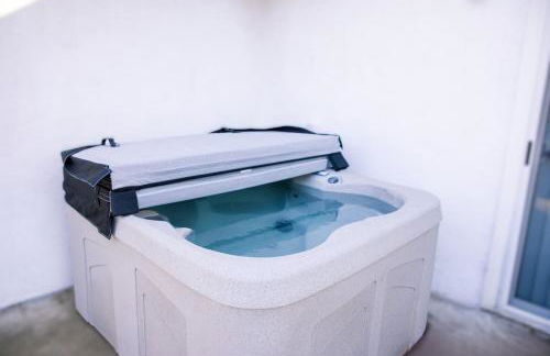 Family Friendly Southwest Bakersfield Retreat with Jacuzzi and Fenced Yard - Photo 2