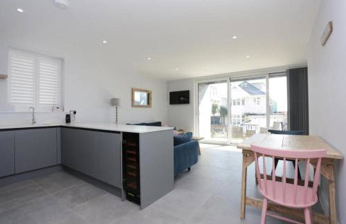 MERAKI 4 by BOURNECOAST - A Modern Apartment with a Patio and Parking - Sea Glimpses - FM8413 - Foto 8