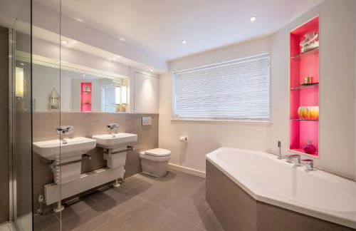 Spacious Coastal Retreat with Sea Views - Foto 30