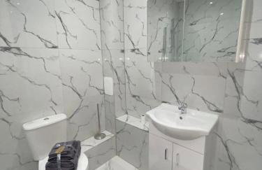 The Felix Apartments - 2 Bedrooms - WIFI - FREE Parking - Photo 8