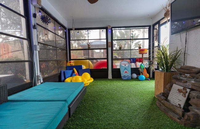 Gorgeous Urban Oasis W/hot Tub, Heated Pool And Private Movie Theater 3 Bedroom Home by RedAwning - Foto 53