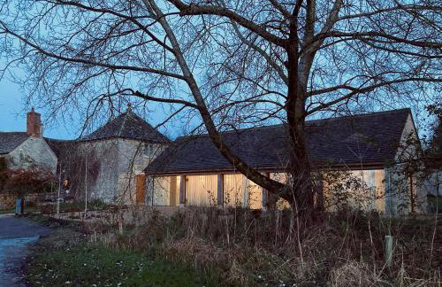 High Cogges Farm Holiday Cottages - The Cart Shed - Photo 28