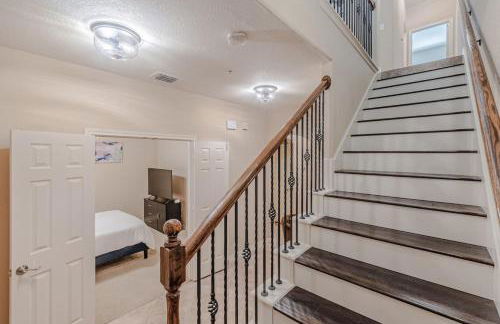 The Castle by the Lake with Pool and Balcony near Grandscape - Foto 53