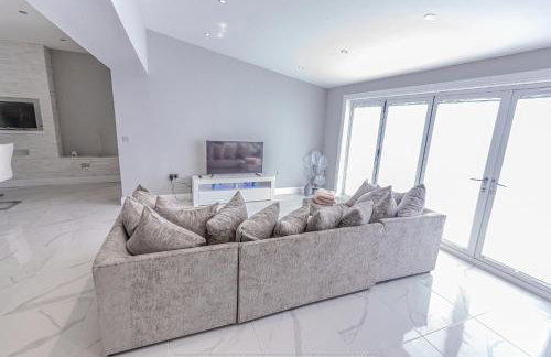 Beautiful Modern Open Plan Living With Hot Tub - Photo 11