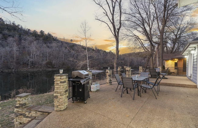 Foggy River Retreat For 16! - Photo 38