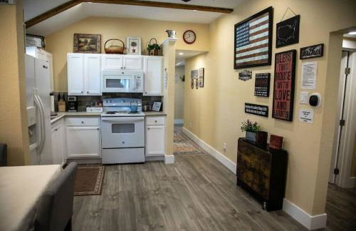 StockYards! Less than 4 minutes-Sleeps 8-Lee House - Foto 22