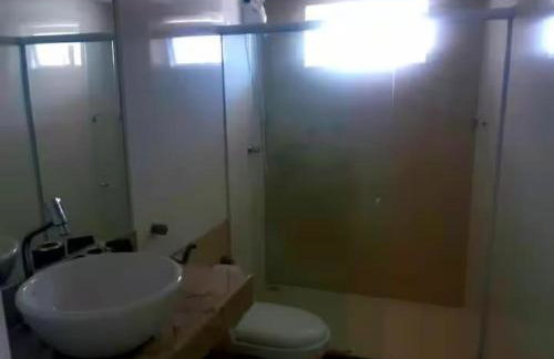 Vista para a lagoa - Enseada Azul, perto da Bacutia e Peracanga - Duas suítes Ar Condicionado - Varanda Gourmet - Lazer Completo, piscinas, quadras, sauna, pescaria, náutica, bar, restaurante, parques - Estacionamento e Portaria 24h - Foto 12