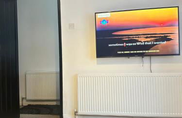 Spacious 3-Bedroom House with Fast Wi-Fi & Free Parking - Foto 15