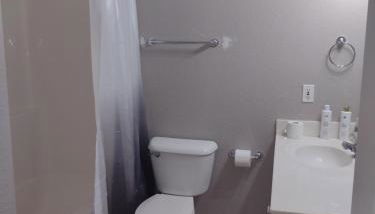 Fish, Boat, Golf! Lakefront Duplex #1 Shawnee Bend & Porta Cima Area - Foto 2, towels, Shower