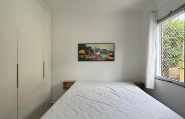 Apartamento na Praia das Toninhas em Ubatuba 350m da praia -2 quartos sendo 1 suite, piscina, varanda gourmet com churrasqueira, ar condicionado, cozinha completa, duas garagens - Foto 34