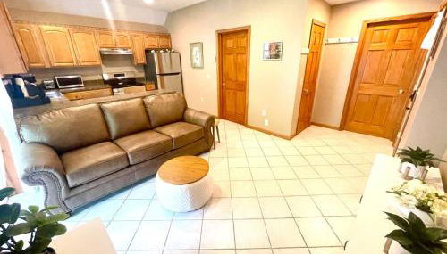 Spacious King Bed Suite at Antique Store - Foto 3