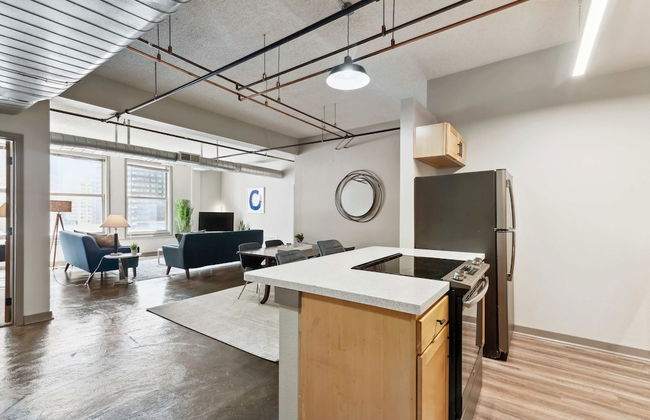 Spacious 2BR Downtown Retreat - Photo 35