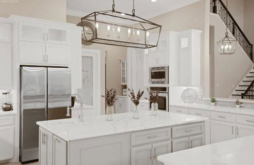 Newly Built Stylish Retreat with Designer Kitchen - Near Park & Beach - Foto 7