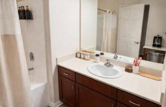Modern 1 & 2 Bedroom Apartments Near Venice & MDR with Pool Gym & Cinema - Foto 33