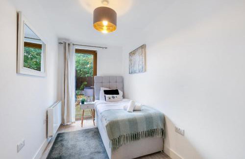 Multiple 2-Bedroom Apartments near Harry Potter Studios - 2-Minute walk to Bushey Station - 20 Minutes to London Euston - Ideal for Families & Business - Free Parking - Foto 12