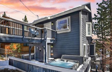 Mountain Palette by Avantstay Hot Tub, Game Room, Deck, Sweeping Views! - Photo 2